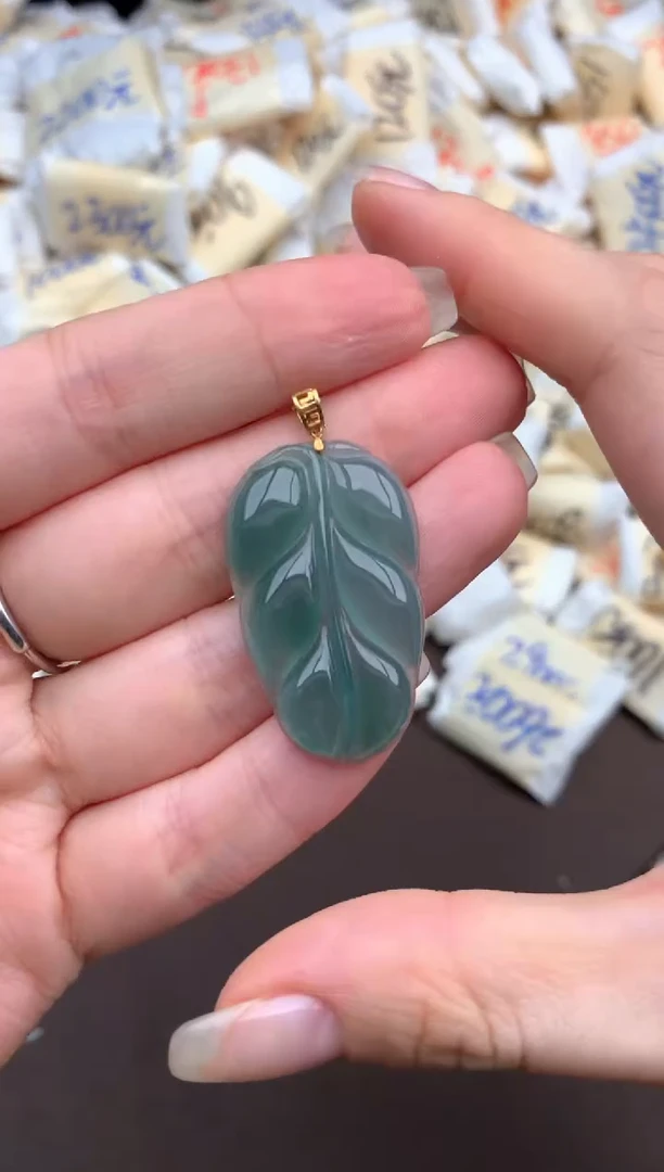 18K金镶嵌挂件翡翠—