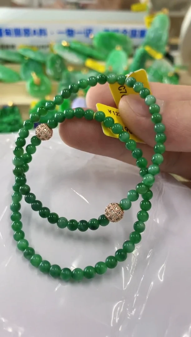 翡翠未镶嵌颈饰多样性发货其中一件
