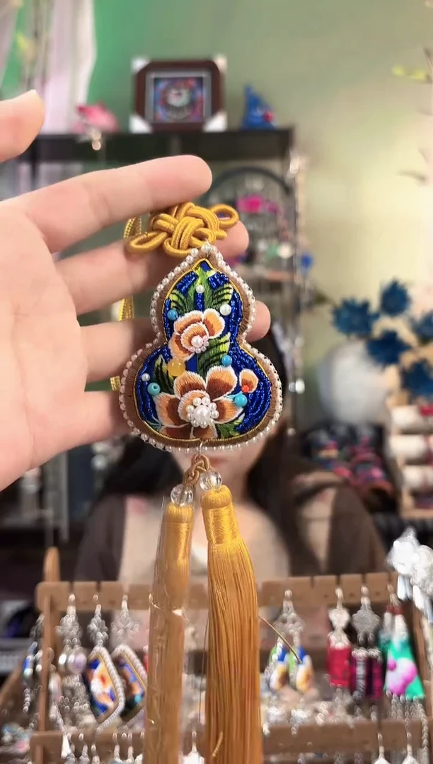 彩云南阁非遗老绣苗银饰品196