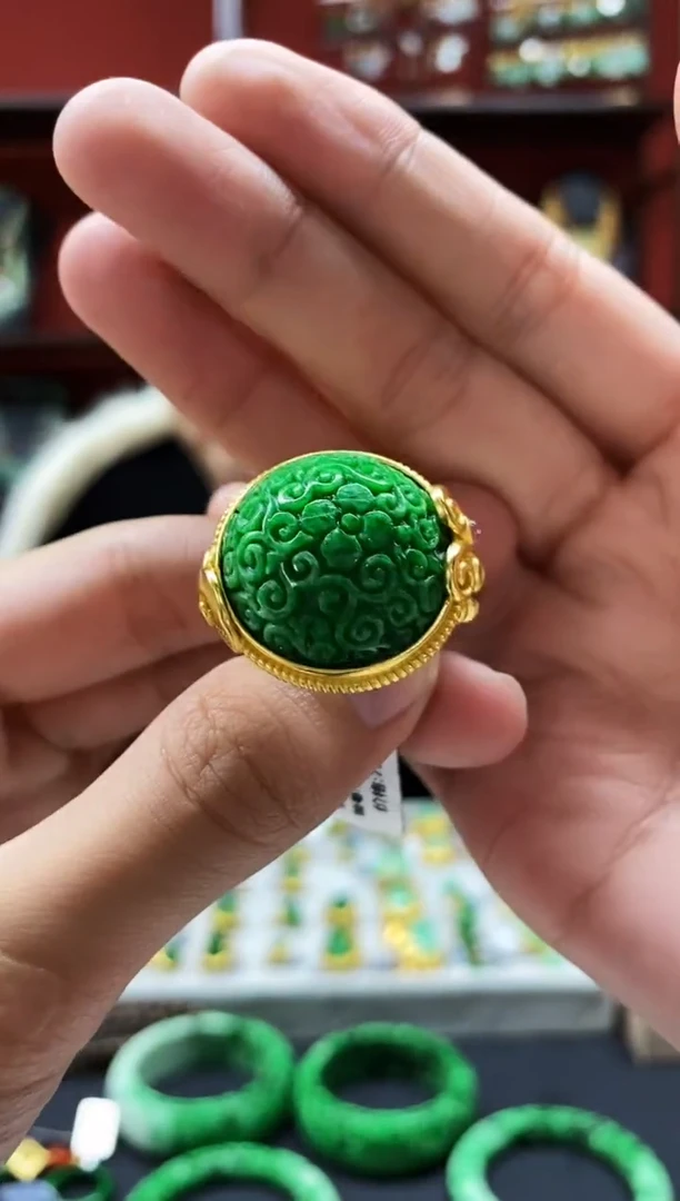 颈饰未镶嵌翡翠戒指