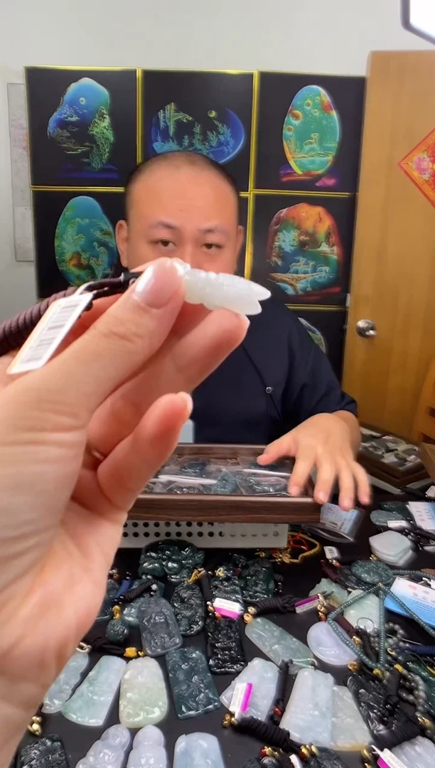 翡翠未镶嵌颈饰多样性发其一