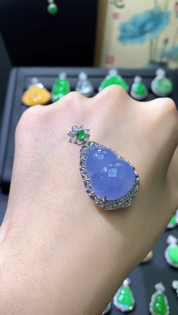 颈饰18K金镶嵌翡翠葫芦