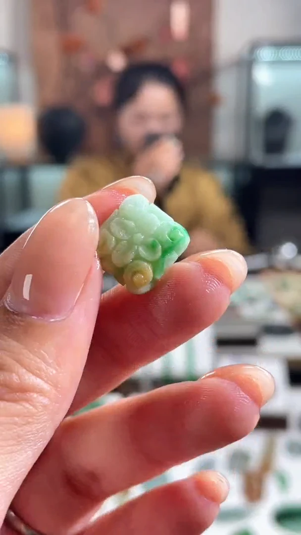 【闪购商品】定制翡翠未镶嵌雕花珠300