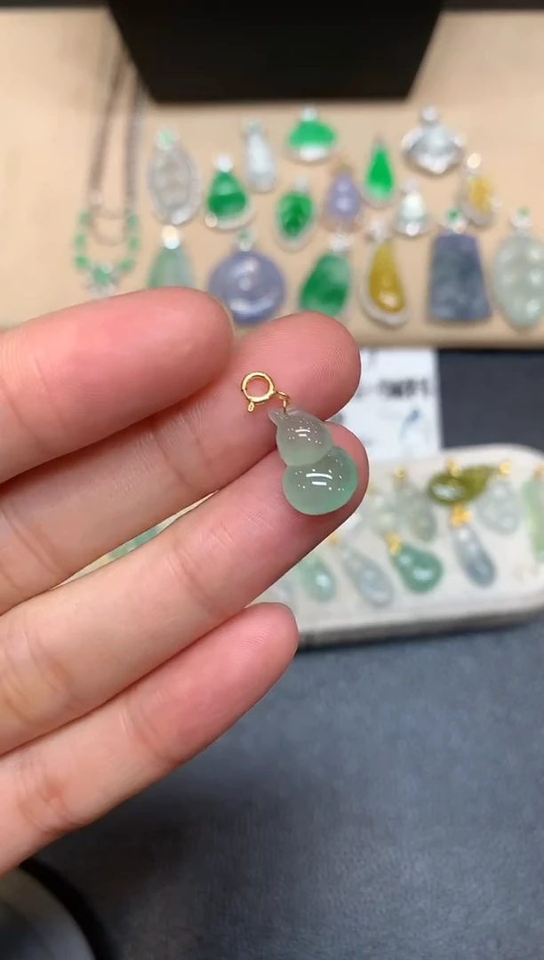 颈饰18K金镶嵌翡翠葫芦【无服务费