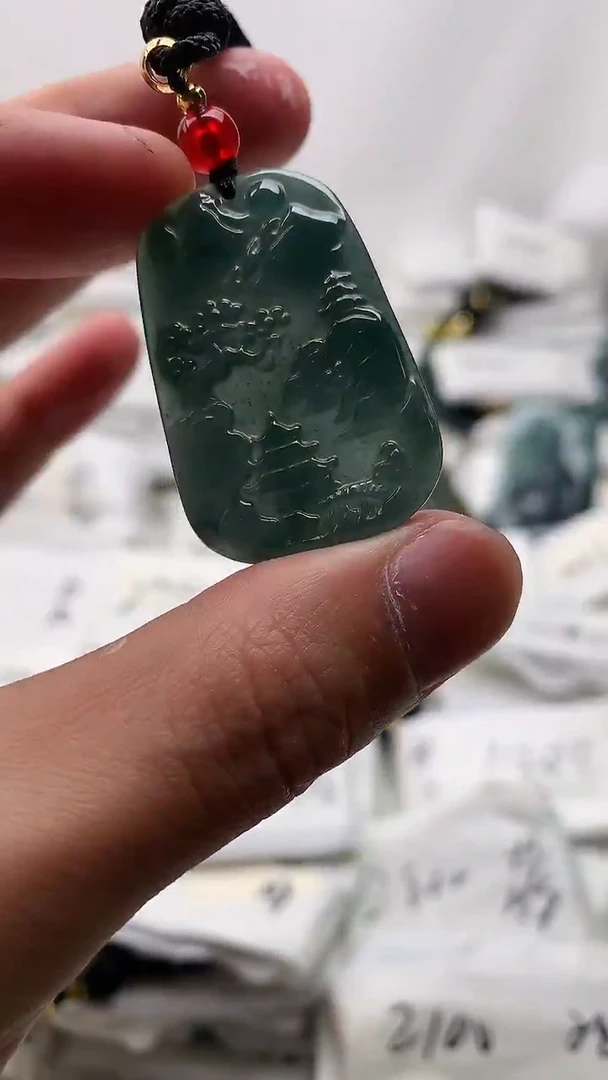 翡翠未镶嵌颈饰山水
