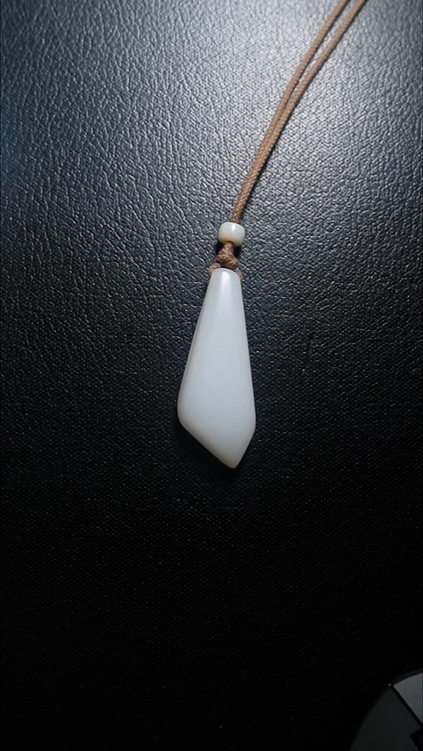 颈饰未镶嵌和田玉吊坠