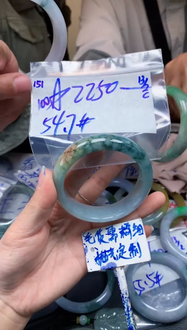 【闪购商品】定制翡翠未镶嵌151毛货需精细抛光手镯多样性拍一发一