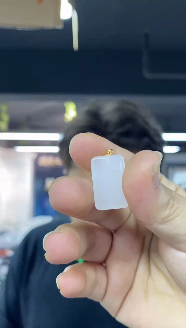 颈饰18K金镶嵌和田玉（白玉）多样性发其一颜色微差