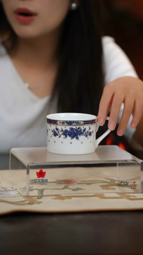 1个微瑕蓝金牡丹咖啡杯