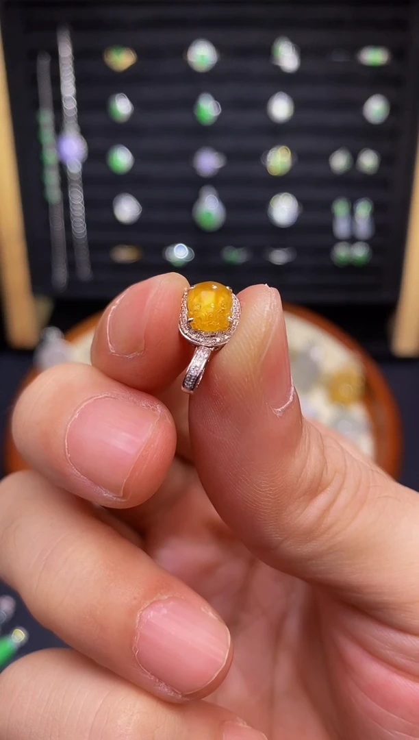 翡翠18K金镶嵌颈饰高冰玻黄貔貅吊坠