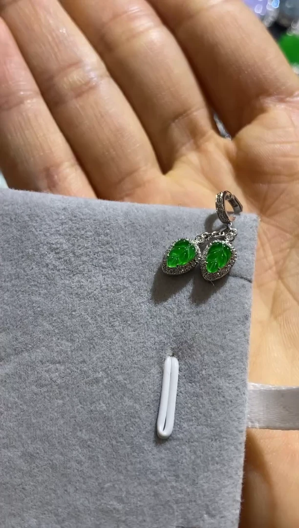 颈饰18K金镶嵌翡翠你****了收到货48小时鉴赏期（超时不退不换）