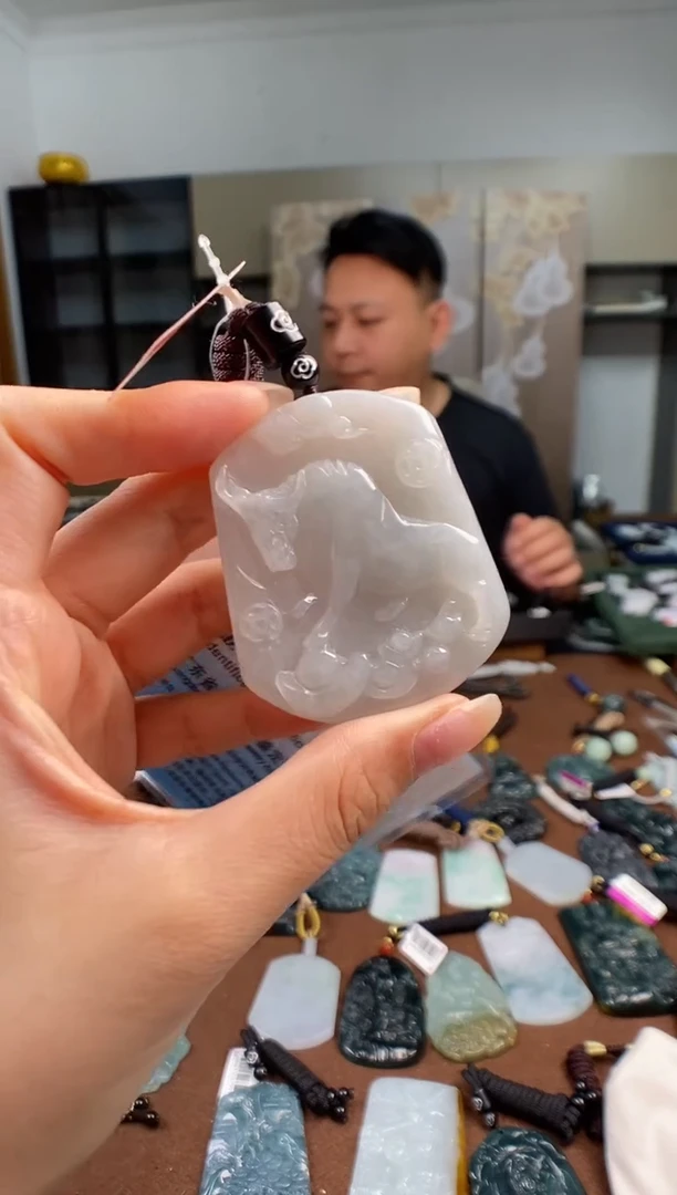 颈饰未镶嵌翡翠 多样性发其一