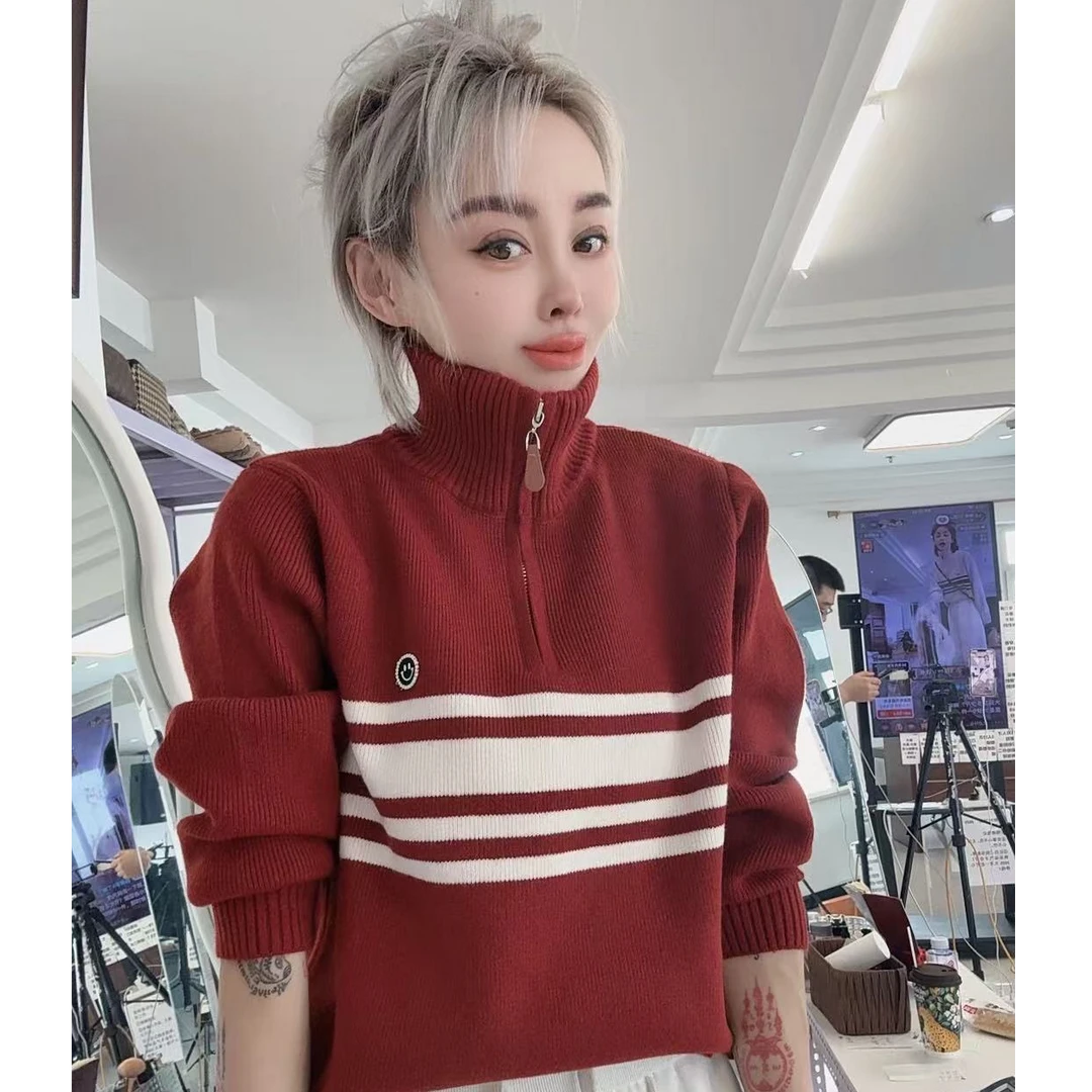 流行款红色笑脸毛衣