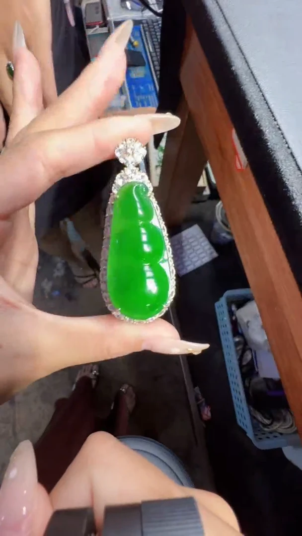 未镶嵌定制翡翠翡翠A货有轻微色差属于正常现象，豆子多样性发货1