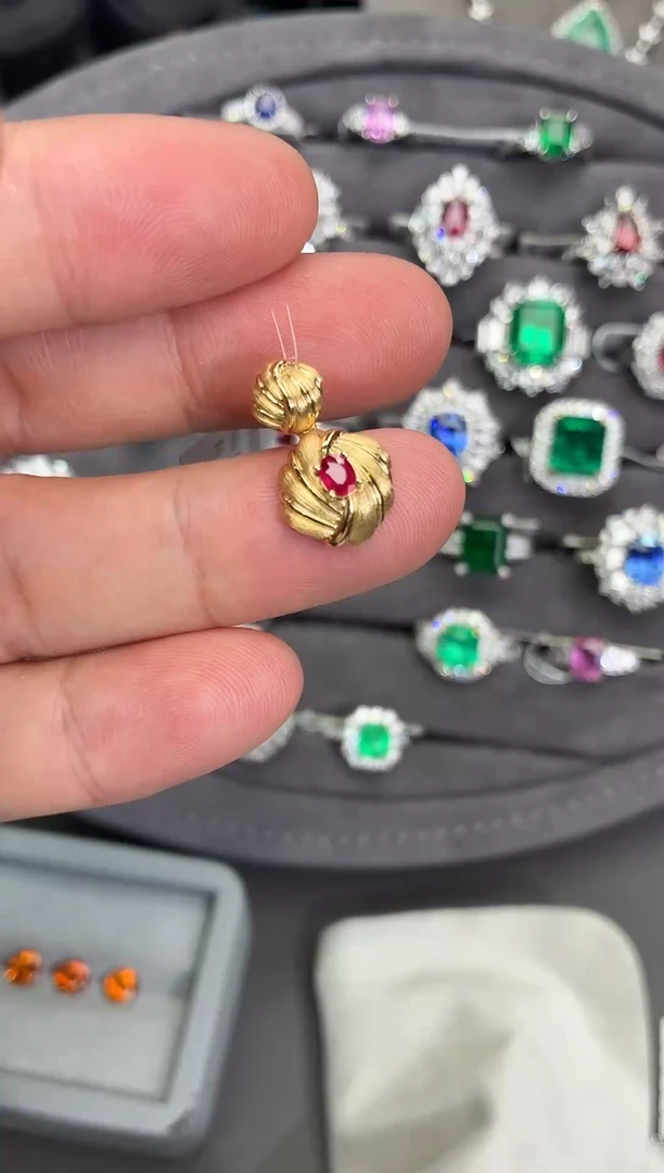 吊坠18K金镶嵌红宝石【闪购】不低于0.20ct/七天鉴赏/多样性发货