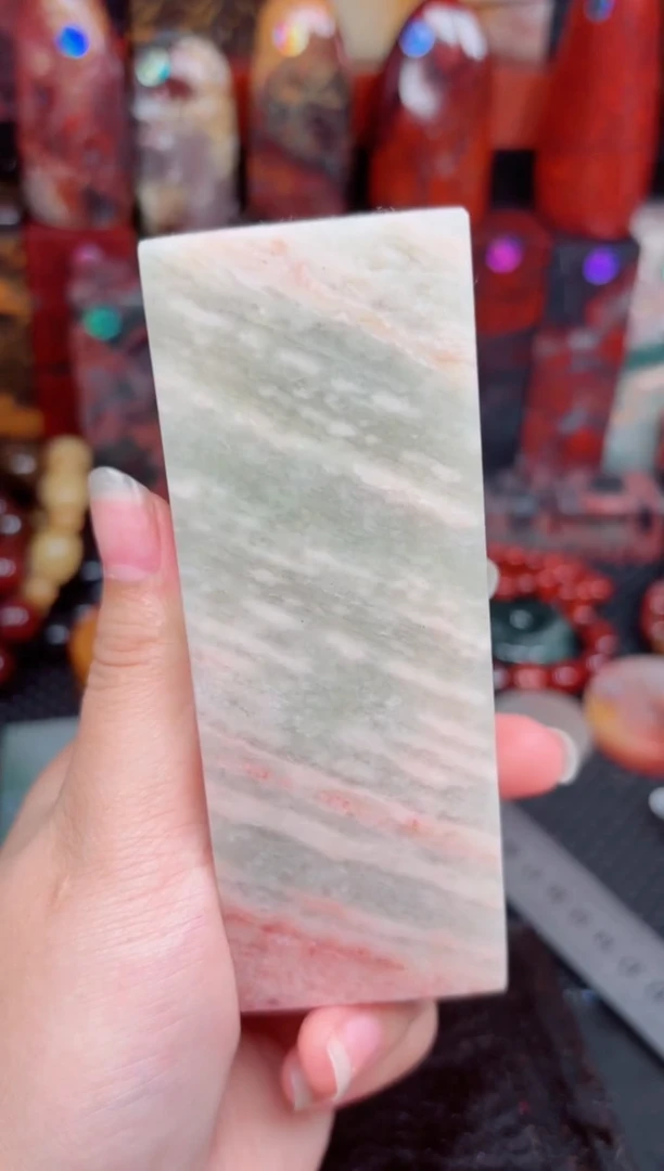 玉桂林鸡血玉印章摆件378