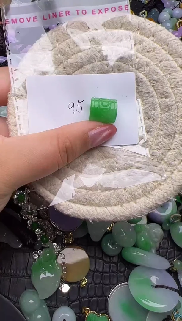 颈饰未镶嵌翡翠天然缅甸翡翠吊坠