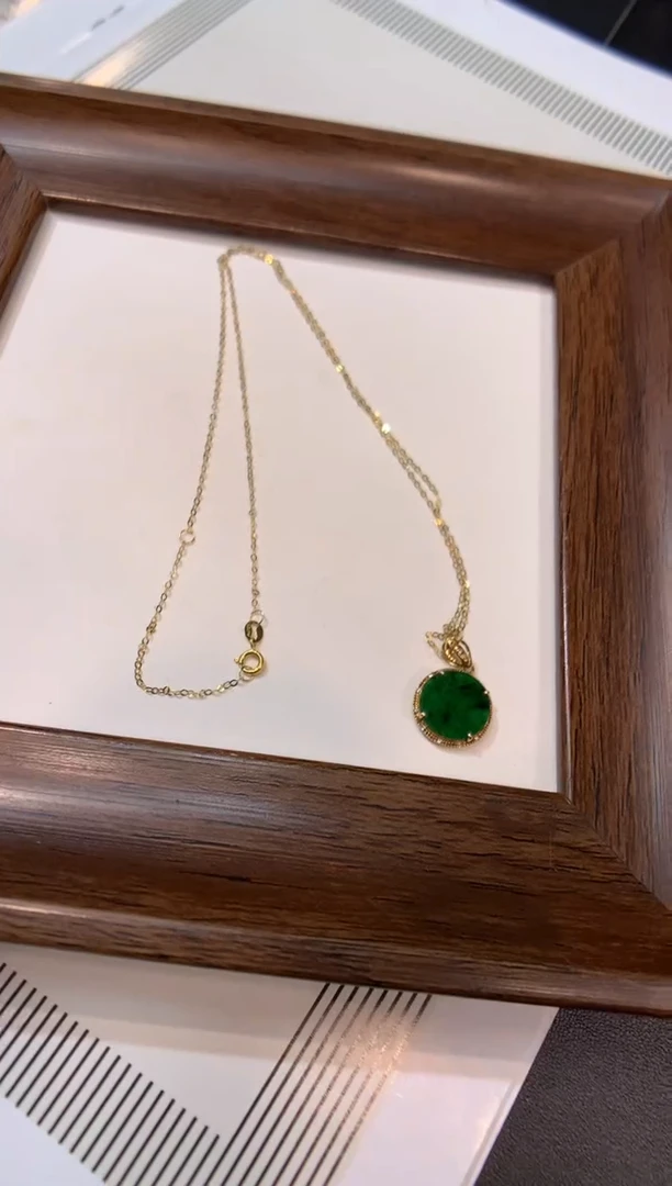 颈饰18K金镶嵌翡翠无事牌套链18K金链