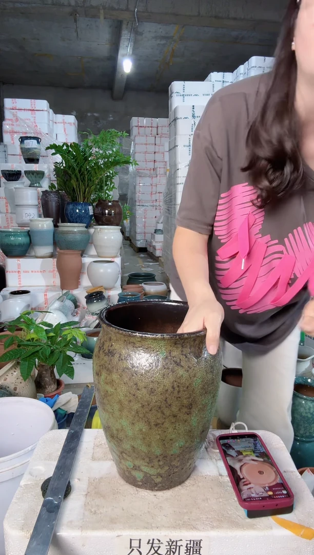 墨绿点陶盆一个装 口17高26