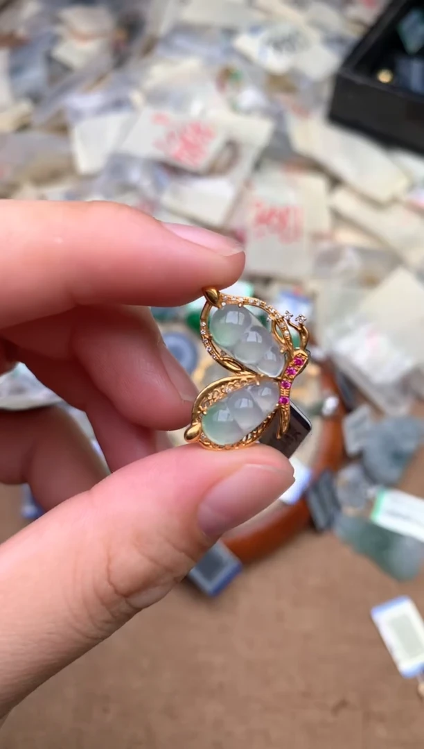 18K金镶嵌挂件翡翠一