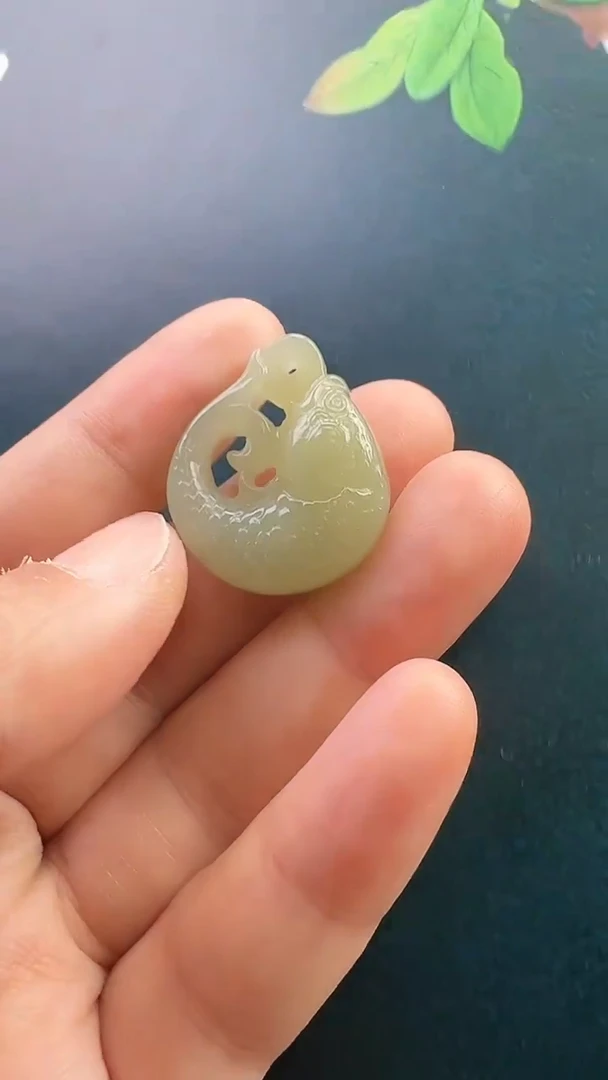 颈饰未镶嵌和田玉吊坠