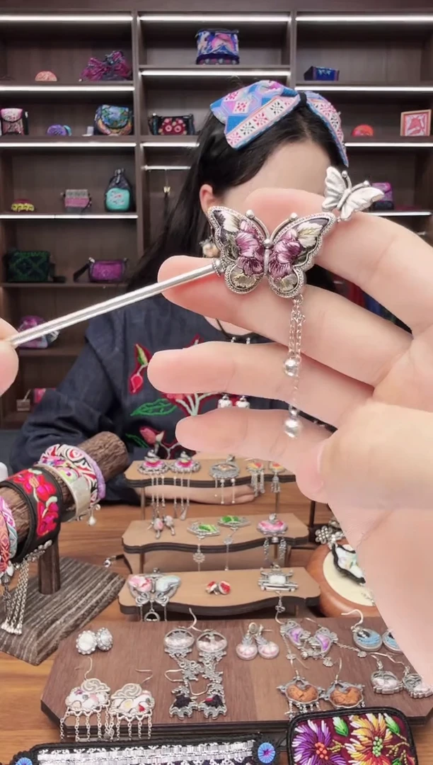 织绣41蒙阿苏苗绣传承店