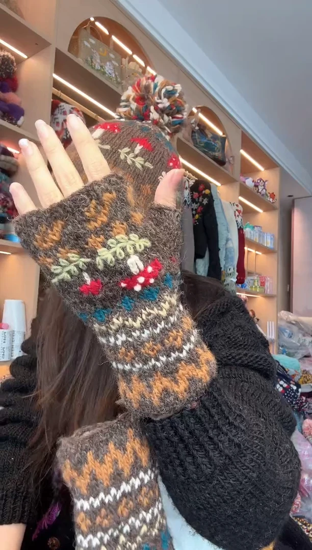 羊毛咖色蘑菇手套