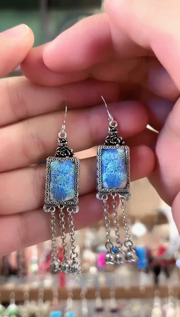 彩云南阁非遗老绣饰品525