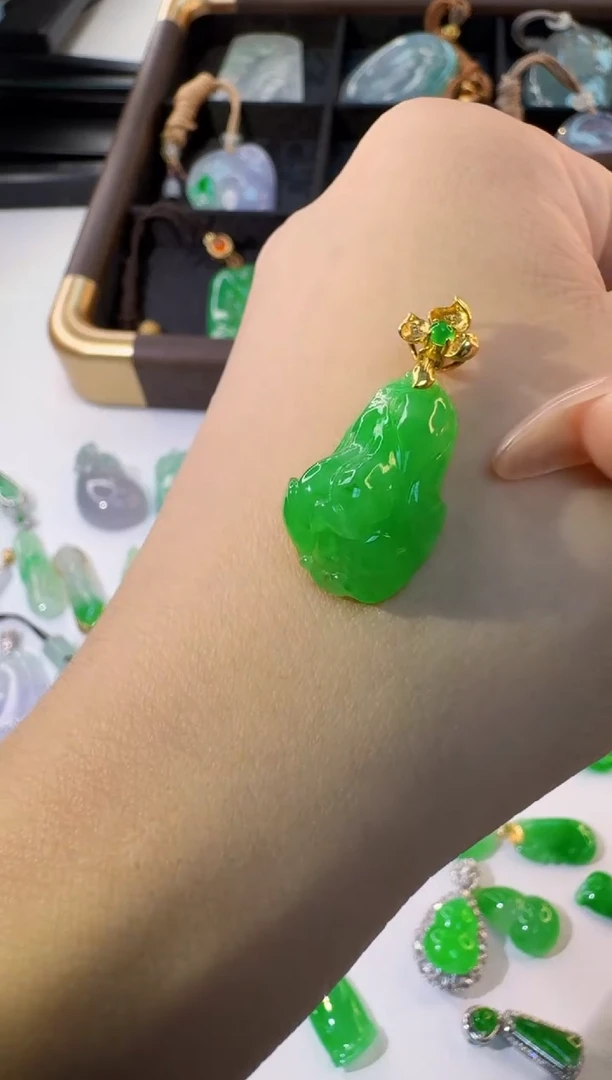 颈饰18K金镶嵌翡翠缅甸A货翡翠