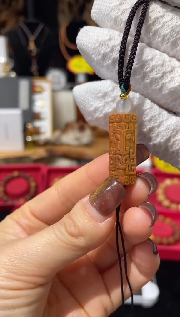 崖柏饕餮纹小吊坠太行崖柏陈化料