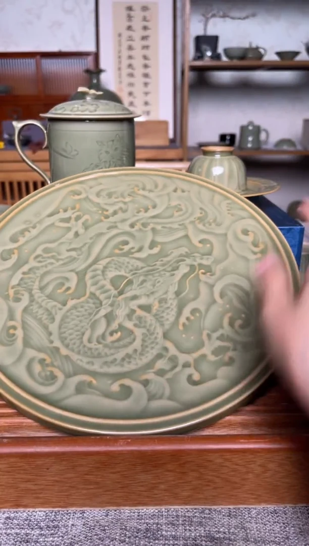 其他橄榄绿龙纹干泡台  微瑕