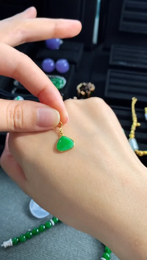 【闪购商品】翡翠颈饰18K金镶嵌吊坠