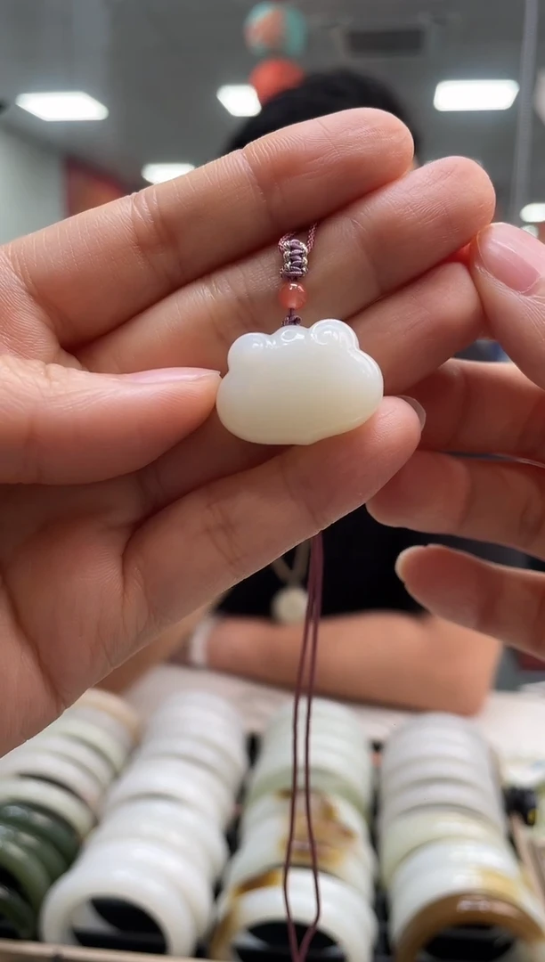 和田玉未镶嵌颈饰如意锁吊坠随机发一件