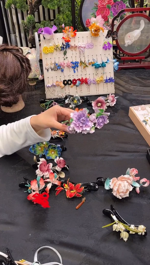 织绣小*子非遗绒花苏绣饰品