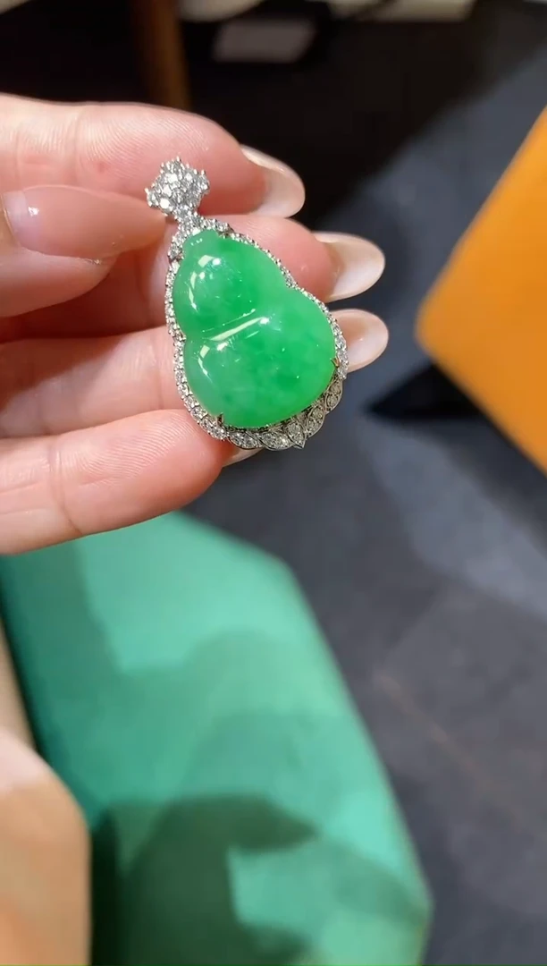吊坠(不含链)18K金镶嵌翡翠葫芦