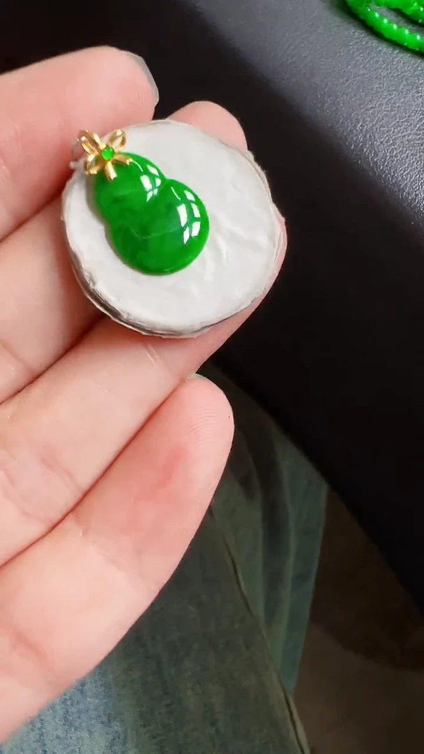 颈饰18K金镶嵌翡翠葫芦