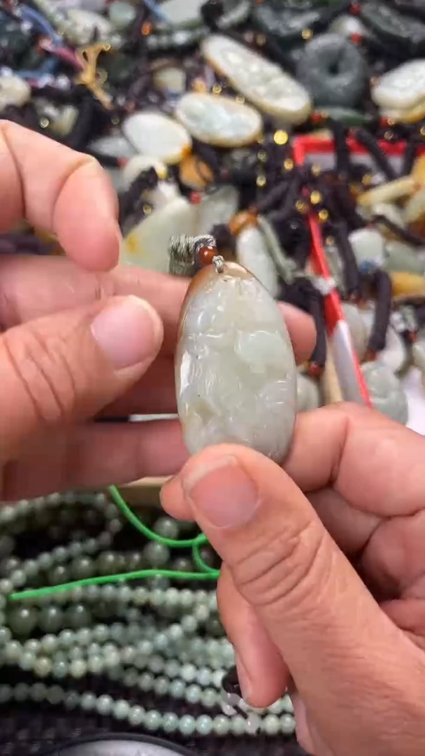 【闪购商品】和田玉颈饰未镶嵌多样性发货没有证书，拍一发一.有瑕