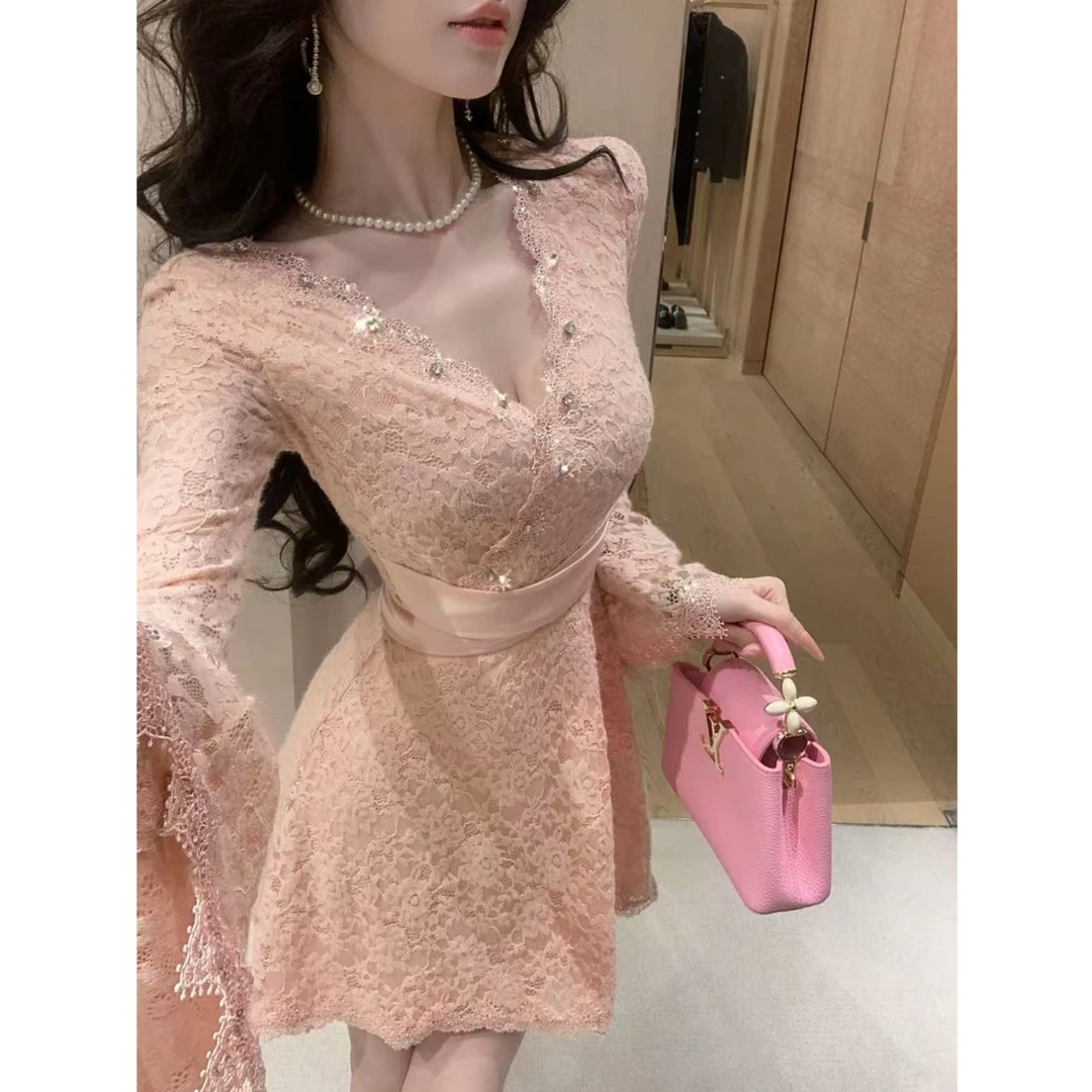法式气质优雅V领钉珠系带收腰蕾丝长袖连衣裙秋季修身短裙子