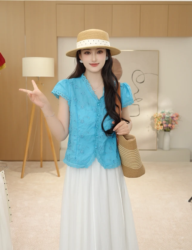 【喵喵的穿搭日记】美镂空绣花上衣50615