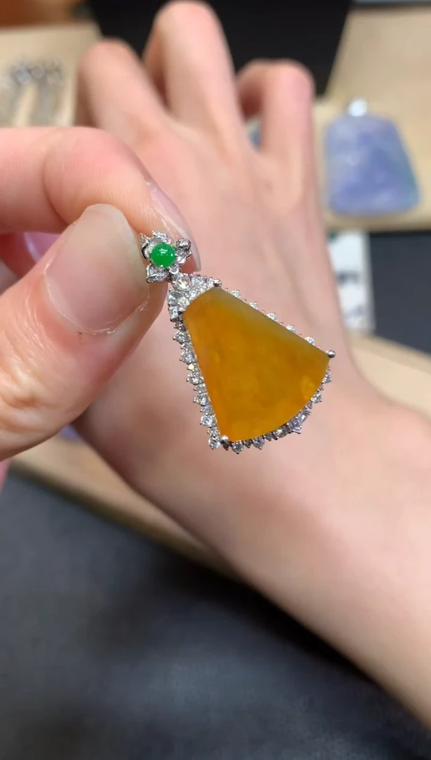 【闪购商品】翡翠颈饰18K金镶嵌无事牌【无服务费】