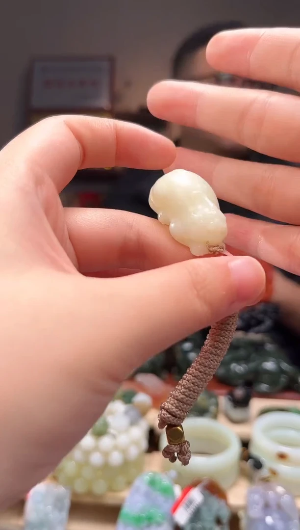 颈饰未镶嵌和田玉吊坠