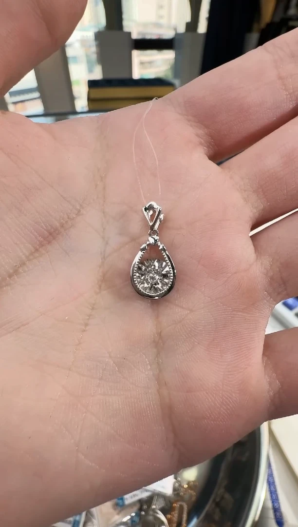 【闪购商品】钻石吊坠(不含链)18K金镶嵌k白吊坠1.55g