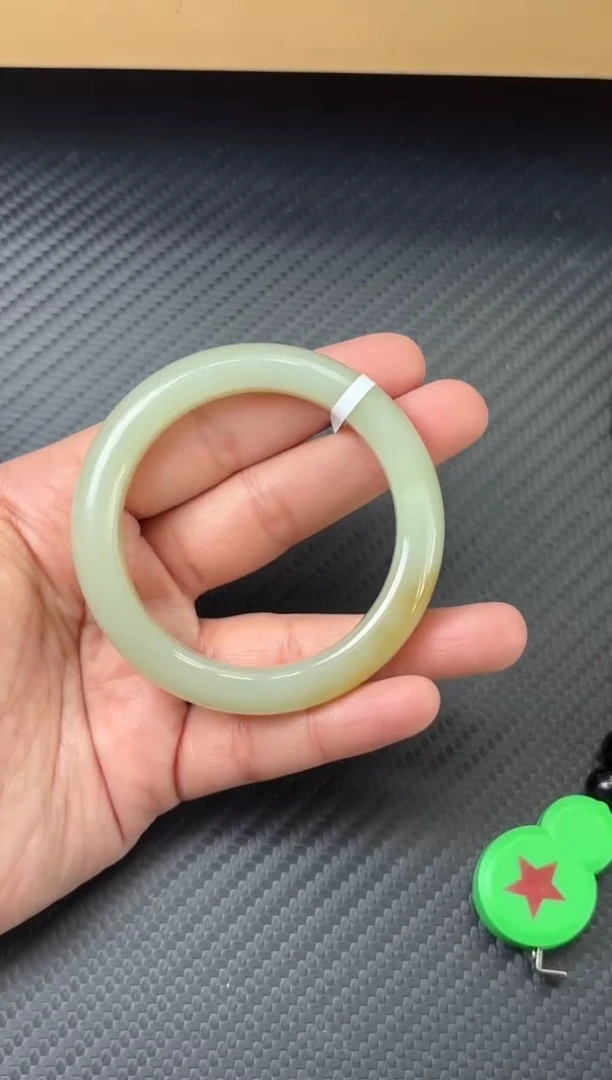 未镶嵌手镯和田玉若羌微色差50+ms