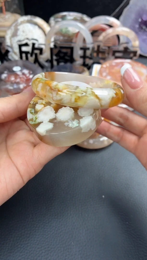 未镶嵌手镯（圆镯）石英质玉54