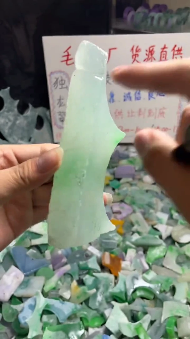 玉不规则花色边角毛料