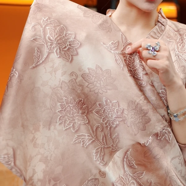 HW---【桃之夭夭】2025年新款连衣裙时尚型减龄显瘦连衣裙