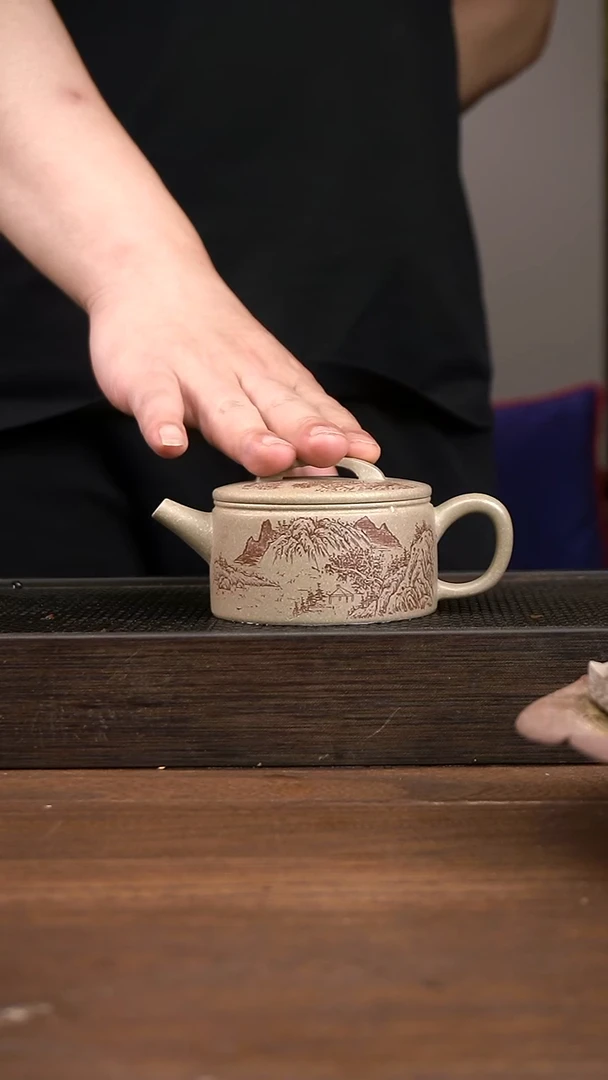 茶壶紫砂威本绿汉瓦   刻绘山水   180CC   套餐