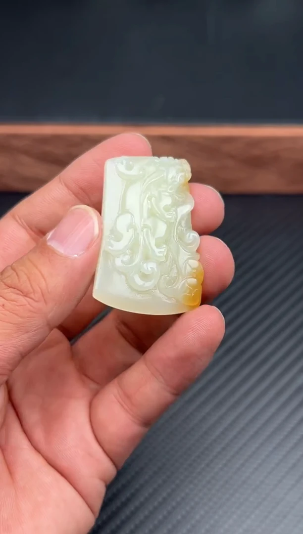 吊坠(赠链)未镶嵌和田玉若羌微色差吊坠