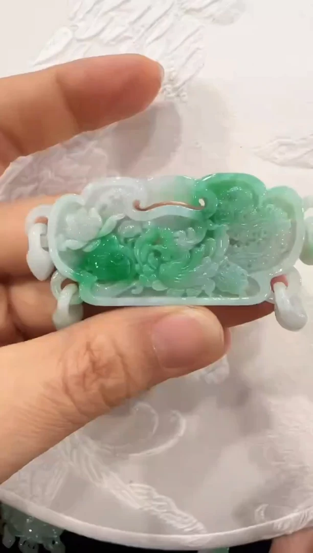 翡翠未镶嵌颈饰国风