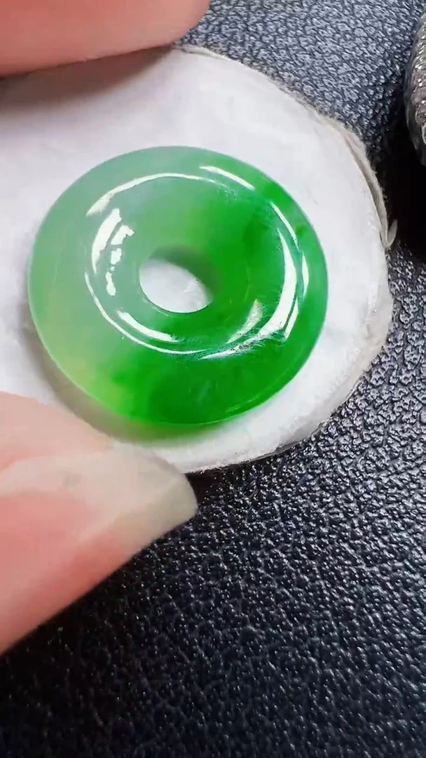 颈饰未镶嵌翡翠透透气